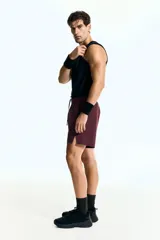 Short deportivo color bordó con tejido funcional DryMove™ que absorbe el sudor. Presenta cintura elástica con cordón oculto, bolsillos al bies y aberturas laterales cortas en el bajo.