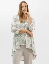 Conjunto de tres piezas compuesto por una musculosa de escote redondo, un cardigan abierto de mangas 3/4 y un pantalón de pierna ancha. La musculosa y el cardigan presentan un estampado abstracto con hilos metalizados, mientras que el pantalón es de color liso con cintura elástica.
