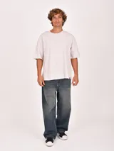 Remera blanca de manga corta y cuello redondo, corte holgado.