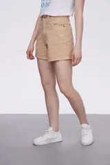 Short de jean de tiro alto, con corte recto y diseño liso en color azul clásico con costuras en contraste.