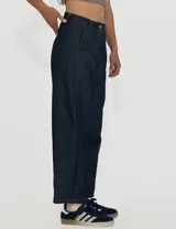 Pantalón de jean azul oscuro, de corte ancho y tiro alto.