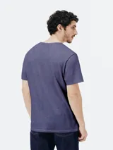 Camiseta básica de manga corta y cuello redondo, color rojo oscuro.