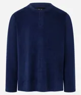 Camisa de pijama de manga larga confeccionada en plush azul marino, con cuello redondo y cierre frontal parcial de tres botones.