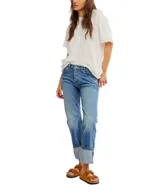 Pantalón de jean celeste de corte recto con ruedo doblado.