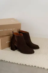 Botinetas de cuero color marrón, con diseño de caña baja, taco cuadrado y cierre lateral.