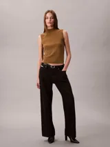 Sweater de punto color tostado con cuello perkins y diseño sin mangas, de corte ajustado y con pequeña etiqueta del logo en la cadera.