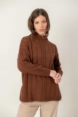 Buzo de punto color chocolate con cuello alto, mangas largas y diseño de trenzas verticales. Presenta puños y ruedo acanalados.