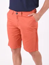 Bermuda color ladrillo de corte recto con bolsillos laterales y traseros.