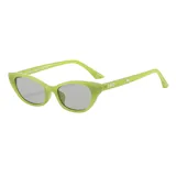 Lentes de sol verdes con forma de ojo de gato, fabricados con plástico reciclado.