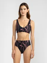Top de bikini negro con estampado de cadenas y flores rosas.