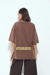 Remerón de manga corta con calce amplio y estética urbana, confeccionado con proceso de lavado que le otorga un efecto desgastado. Presenta una estampa gráfica frontal de un oso de goma en color verde.