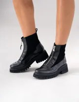 Botas cortas de cuero vacuno con textura de reptil, diseño con cierre frontal y suela de plataforma dentada de caucho.