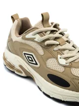 Championes deportivos Umbro modelo Iren para hombre, color negro con detalles en gris y suela de goma color camel.
