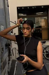 Par de aros dorados con forma de concha marina.