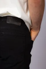 Jean de corte recto y calce relajado, confeccionado en denim de tono azul claro con detalles de roturas y desgaste.