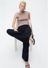 Pantalón wideleg de punto fino y tiro medio, en color negro, con cintura elástica sin cierre y diseño largo.