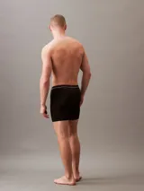 Pack de tres bóxer Calvin Klein negros con cinturas elásticas en azul, blanco y rojo con el logo de la marca. Confeccionados en microfibra de nylon y elastano.