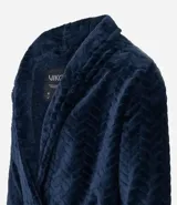 Bata de baño masculina confeccionada en fleece texturizado, con cuello solapa, mangas largas, lazo ajustable en la cintura y bolsillos delanteros.