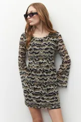 Vestido corto de microtul estampado con diseño de ondas en tonos negro, beige y marrón. Tiene forro y mangas acampanadas.