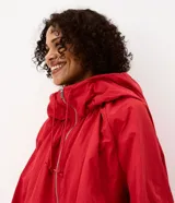 Campera Marfinno oversized de poliéster liviano en color rojo, con capucha funcional, cierre frontal y mangas abullonadas.