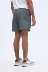 Short de baño liso azul marino, de corte clásico con cintura elástica y cordón ajustable.