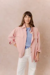 Camisa oversize de denim liviano color amarillo, con cuello camisero, mangas largas con puños, bolsillos delanteros con tapa y ruedo desflecado.