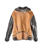 Campera estilo aviador con cuerpo de gamuza sintética color marrón y mangas de cuero sintético negro. Presenta cuello con solapas de piel sintética, interior forrado en corderito y cierre frontal con cremallera.