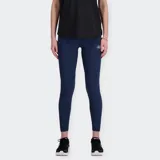 Calza deportiva New Balance High Rise Legging 25, color azul marino, tiro alto y corte ajustado. Presenta el logo NB reflectante en el muslo.