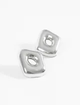 Par de aros cuadrados de acero quirúrgico plateado con centro calado.