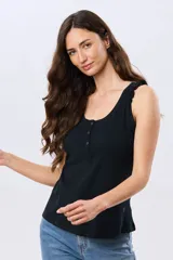 Musculosa azul marino con escote redondo y tirantes decorados con volados fruncidos.