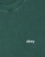 Remera de manga corta Obey, confeccionada en algodón con teñido de pigmento en color negro. Presenta cuello redondo elástico y logo bordado en el pecho.