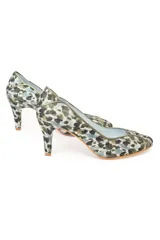 Zapatos de tacón estilo salón con diseño clásico, confeccionados en arpillera con estampado animal print en tonos verdes. Presentan ribetes de piel tornasolada que dividen las piezas de la puntera, laterales y talonera, con interior en piel y suela de cuero.