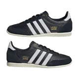 Championes Adidas Japan W color negro con las tres tiras blancas características, detalles en gamuza en la puntera y talón, y suela de goma texturizada.