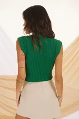 Chaleco de punto verde con lurex, cuello alto y sin mangas.