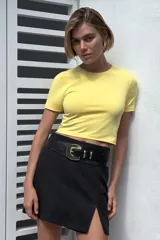 Camiseta cropped color amarillo, de corte slim fit, cuello redondo y manga corta.