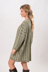 Vestido tipo buzo largo verde con rayas verticales en relieve, cuello redondo y mangas largas.