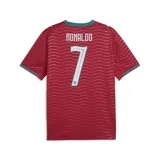 Camiseta de fútbol Puma de la selección de Portugal, modelo Home, color rojo con detalles en verde en el cuello y las mangas. Presenta un patrón de ondas sutil en la tela, el logo de Puma en blanco y el escudo de la Federación Portuguesa de Fútbol en el pecho.
