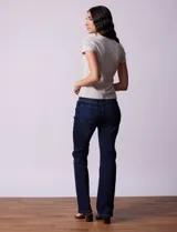 Remera color beige de rib, marca Tahari, con cuello redondo a la base y mangas cortas.