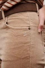 Pantalon de corte recto confeccionado en pana, con cintura media y cierre frontal.