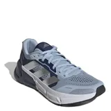 Championes de running Adidas modelo Questar 2, color celeste con detalles en azul marino y plateado. Presentan mediasuela con tecnología Bounce para mayor amortiguación y parte superior de malla transpirable.
