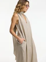 Mono negro de lino con escote en V, botones frontales, lazo ajustable en la cintura y bolsillos laterales ocultos.