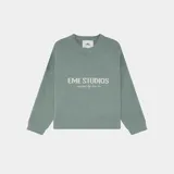 Suéter de punto grueso color verde agua, con corte cuadrado y ligeramente corto. Presenta cuello redondo, puños y ruedo acanalados, y el logo de la marca Eme Studios tejido en jacquard en el frente.
