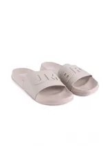 Ojotas de goma negras con logo Umbro en gris.