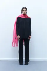Pantalón negro de punto rib, de corte recto y tiro alto.