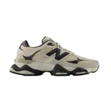Championes New Balance modelo 9060, de diseño chunky en tonos beige y blanco con detalles en negro. Confeccionados en una combinación de malla y gamuza, cuentan con la icónica letra 'N' en los laterales y una suela robusta y esculpida.