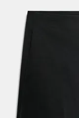 Pantalón de tiro medio con corte recto, confeccionado en tejido con mezcla de algodón. Presenta cintura con trabillas, bolsillos laterales ocultos en costura, raya planchada en el delantero y cierre frontal con cremallera, botón y ganchos metálicos.