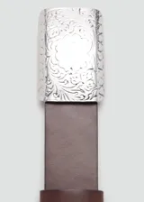 Cinturón de cuero vacuno en color marrón oscuro, con una hebilla rectangular metálica de diseño grabado.