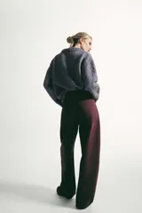 Jeans de tiro medio con corte ballon fit, cinco bolsillos y cierre frontal con cremallera y botón metálico.