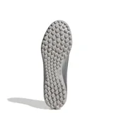 Championes de fútbol Adidas F50 Messi Club TF, diseñados para canchas sintéticas. Presentan un exterior sintético en color blanco con detalles en plateado, negro y rosa, incluyendo el logo de Messi en el lateral y las icónicas tres tiras de la marca. Su suela Turf cuenta con múltiples tapones cortos para una tracción superior.