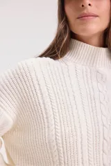 Sweater de punto negro con diseño de trenzas verticales, cuello alto y corte holgado de estilo oversize.